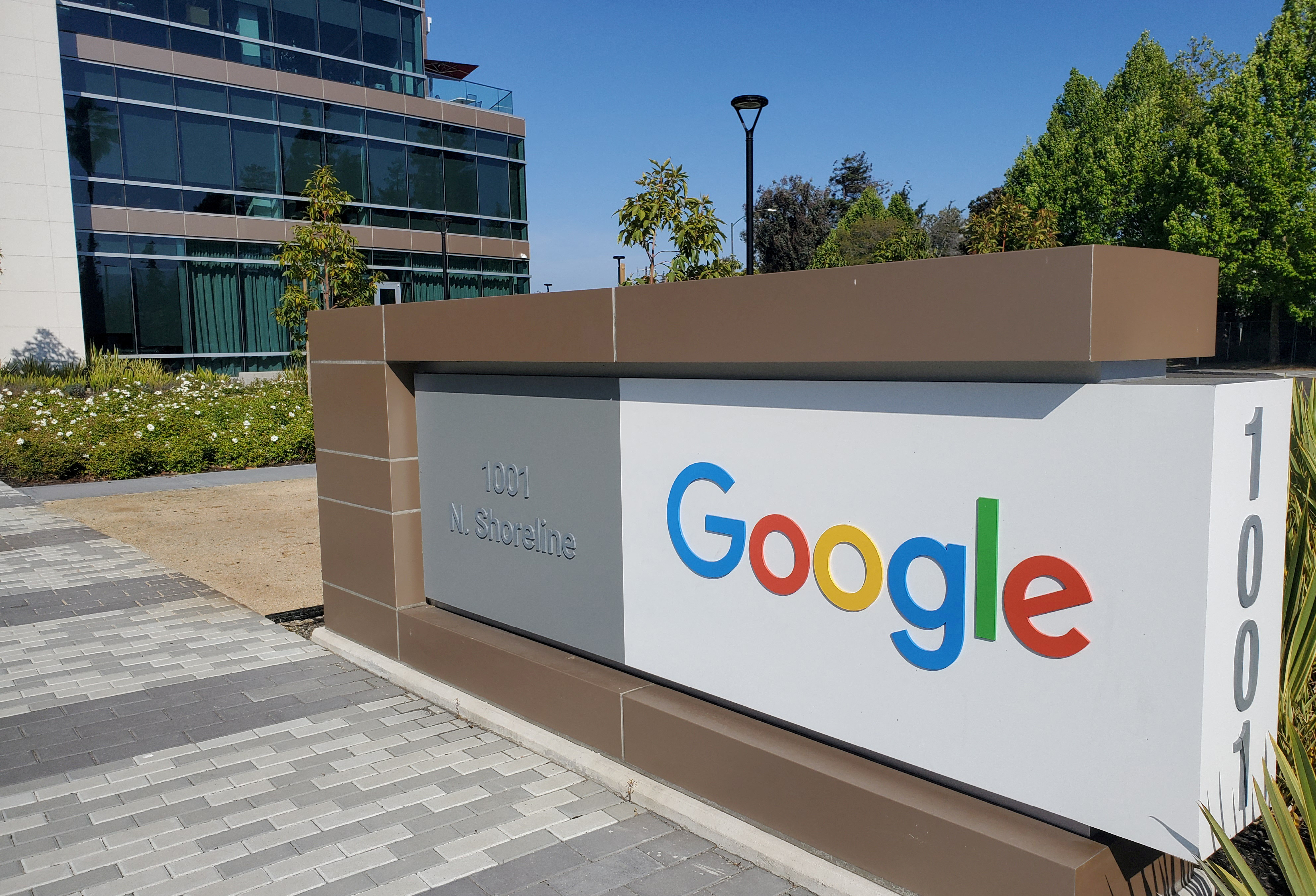 Een geïllustreerd bord buiten een Google-kantoor vlakbij het hoofdkantoor van het bedrijf in Mountain View, Californië