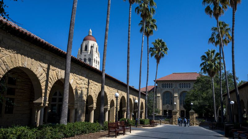 Een leraar aan Stanford University is uit het klaslokaal verwijderd vanwege berichten dat zij Joodse studenten kolonisten noemden en de Holocaust bagatelliseerden