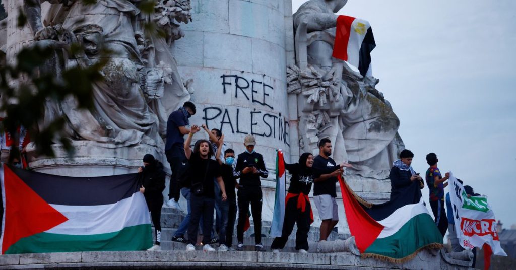 Frankrijk gebruikt traangas tegen een verboden pro-Palestijnse mars terwijl Macron oproept tot kalmte