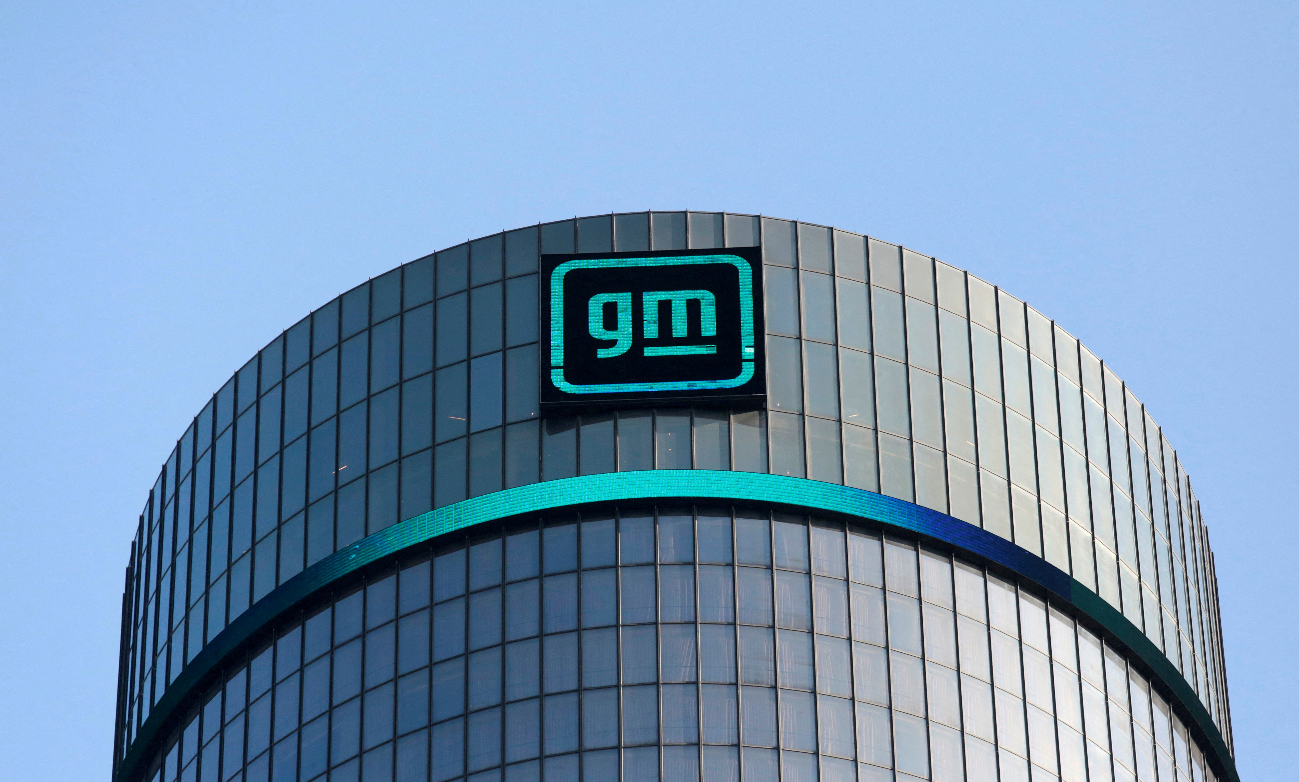 GM-logo boven het hoofdkantoor van het bedrijf