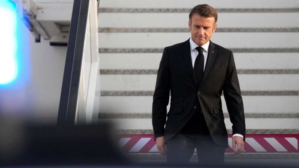 Macron arriveert in Tel Aviv om uitdrukking te geven aan de “volledige solidariteit” van Frankrijk met Israël