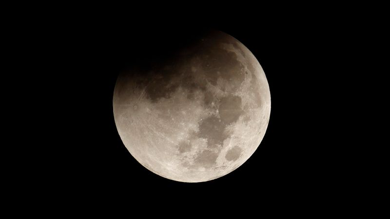 Mensen op 4 continenten kunnen zich verheugen op het zien van een “hap uit de maan” dit weekend