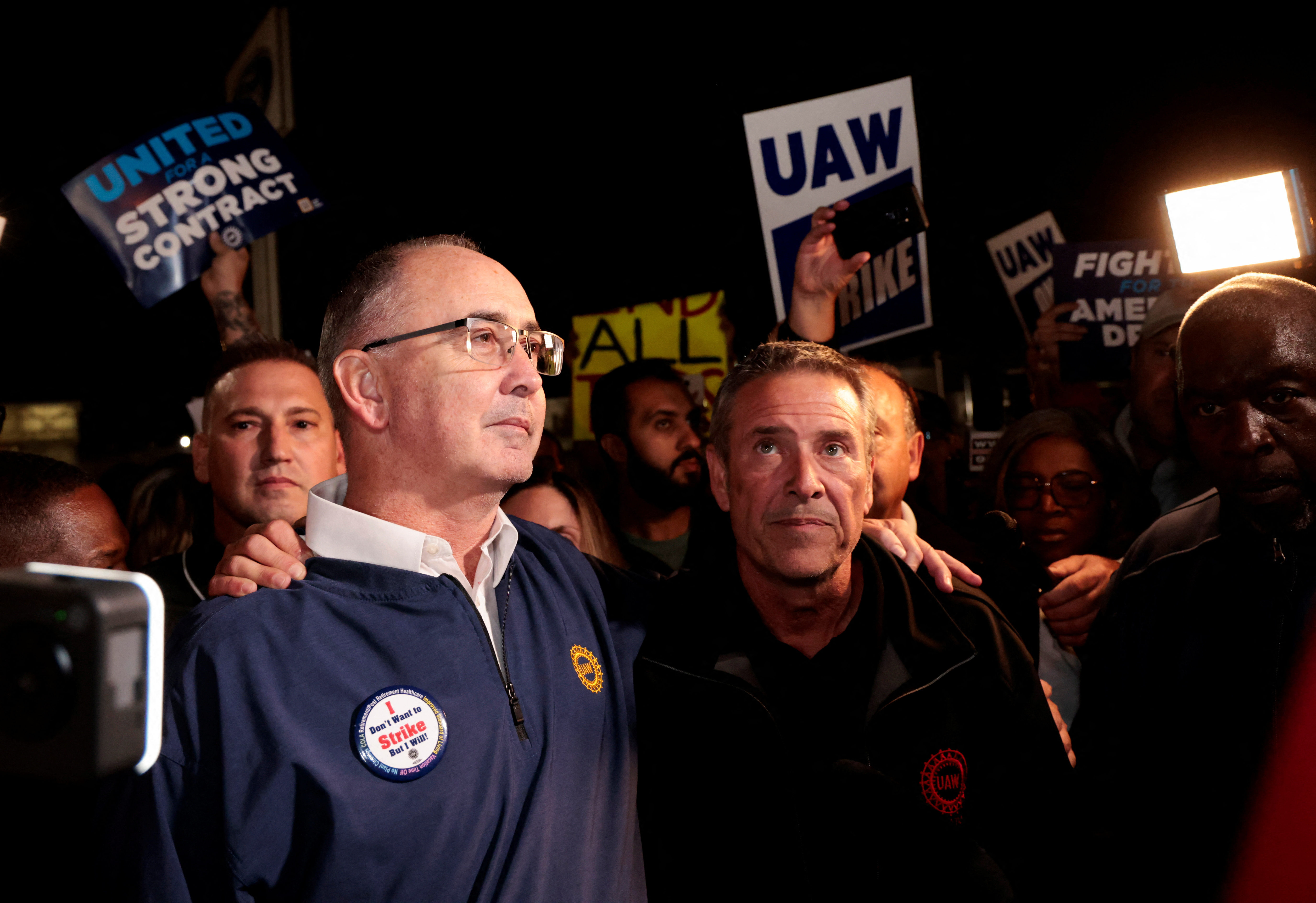 Sean Fine, president van United Auto Workers, sluit zich aan bij UAW-leden die in Wayne staken