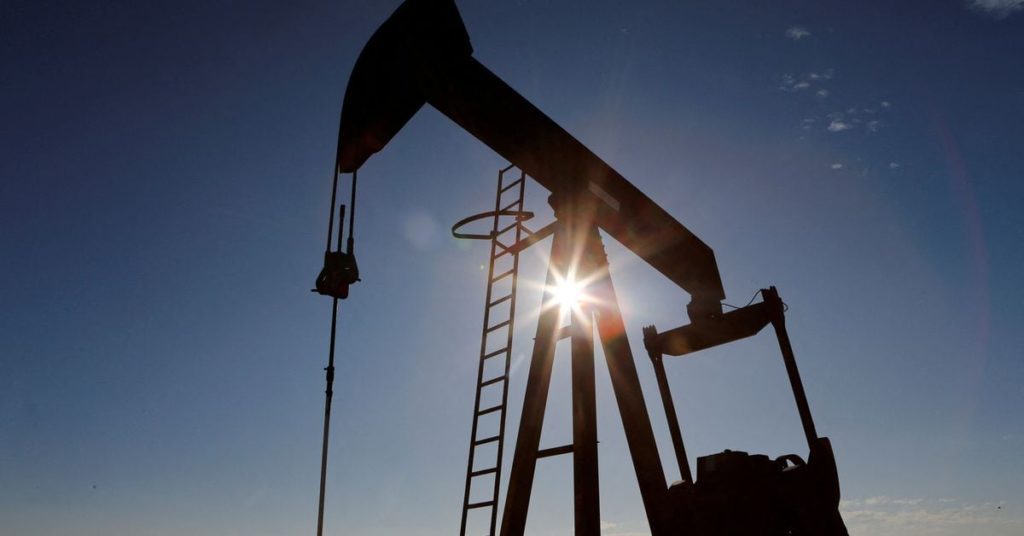 De olieprijzen wankelen nadat ze het dieptepunt in drie maanden hebben bereikt, en de zorgen over de vraag nemen toe