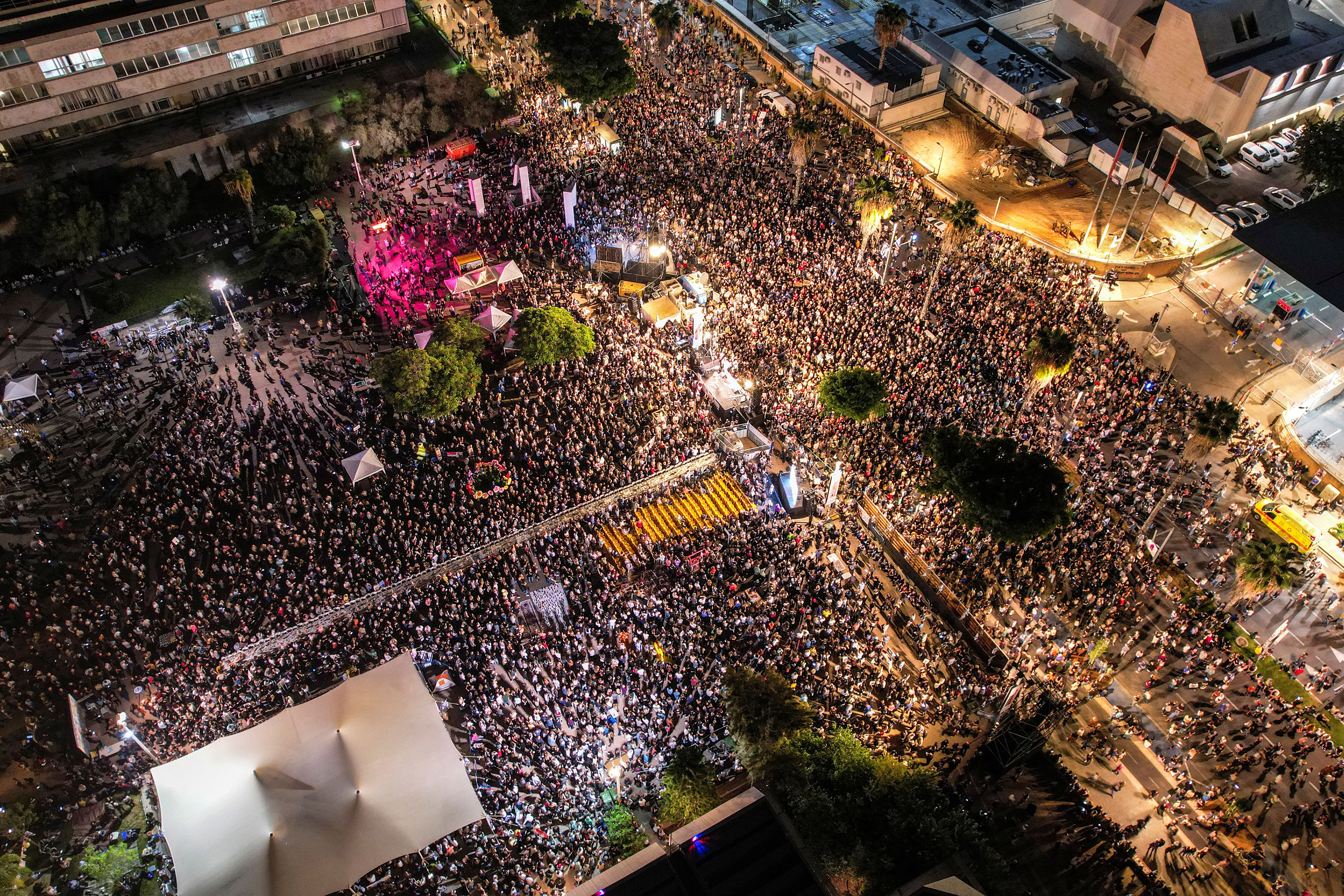 Mensen nemen op 11 november deel aan een demonstratie in Tel Aviv waarin de vrijlating van gijzelaars wordt geëist. 