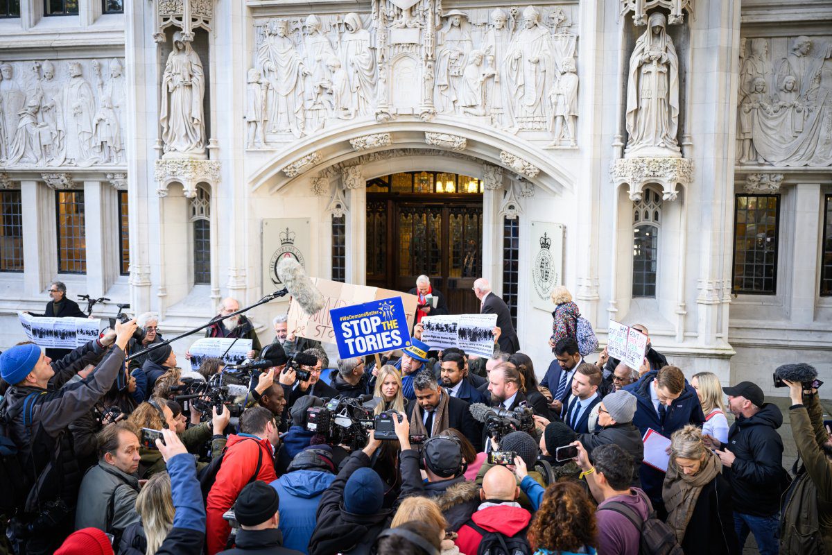 Een menigte buiten het gebouw van het Hooggerechtshof in Londen, Verenigd Koninkrijk
