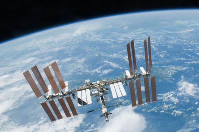 Er wonen al meer dan twintig jaar mensen aan boord van het Internationale Ruimtestation.