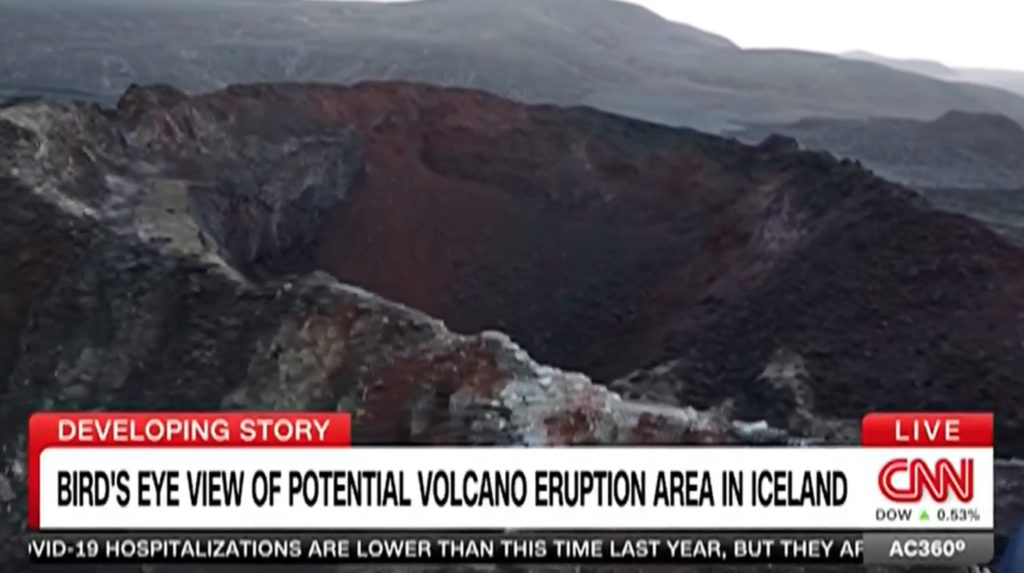 'Alles hier staat op het scherp van de snede': CNN zendt luchtbeelden uit van de IJslandse vulkaan te midden van de angst voor uitbarsting