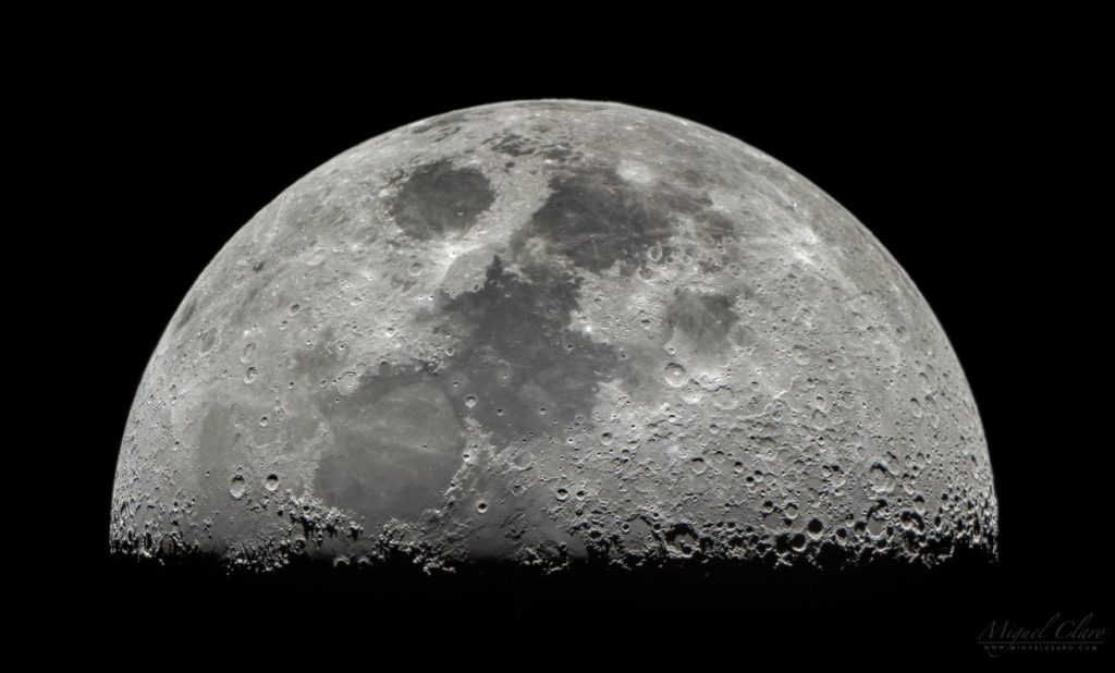 Amerikaanse onderzoekers zeiden dat een Chinese raket, uitgerust met een "geheime lading", in botsing kwam met de maan, waardoor twee kraters ontstonden.