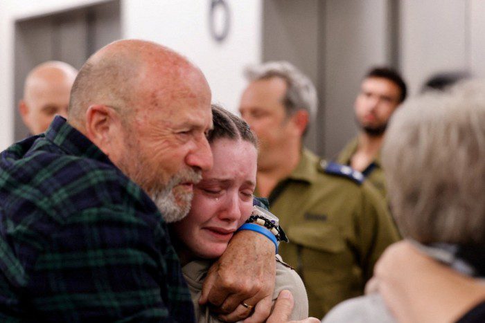 Agam Goldstein-Almog, 17, die op 26 november uit de Gazastrook werd vrijgelaten, wordt maandag herenigd met zijn vrienden en familie
