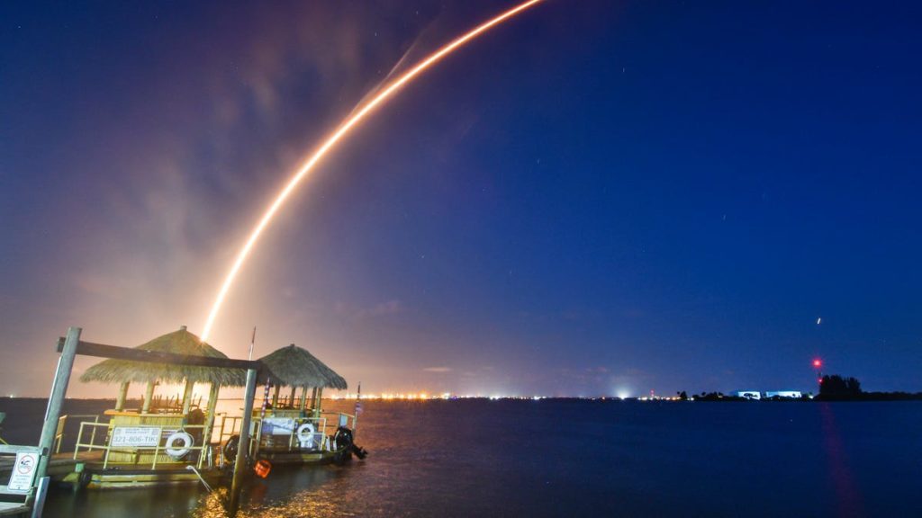 Een SpaceX Starlink-raket schiet maandag bij het vallen van de avond door de lucht
