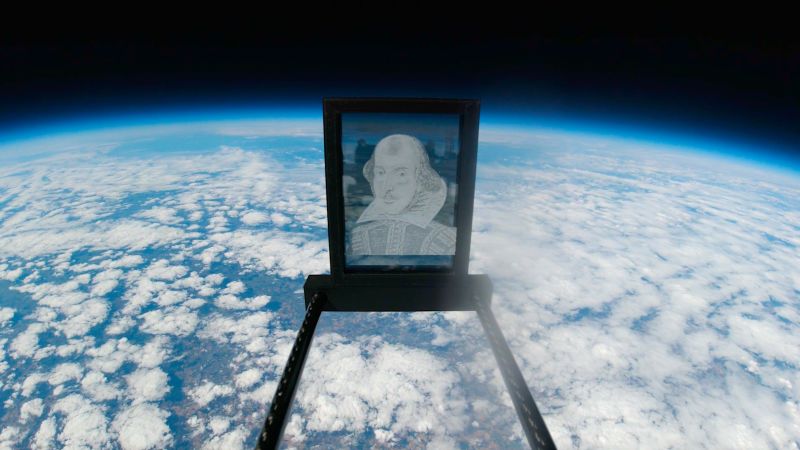 Een portret van Shakespeare dat naar de rand van de ruimte is gestuurd om de 400ste verjaardag van de First Folio te vieren
