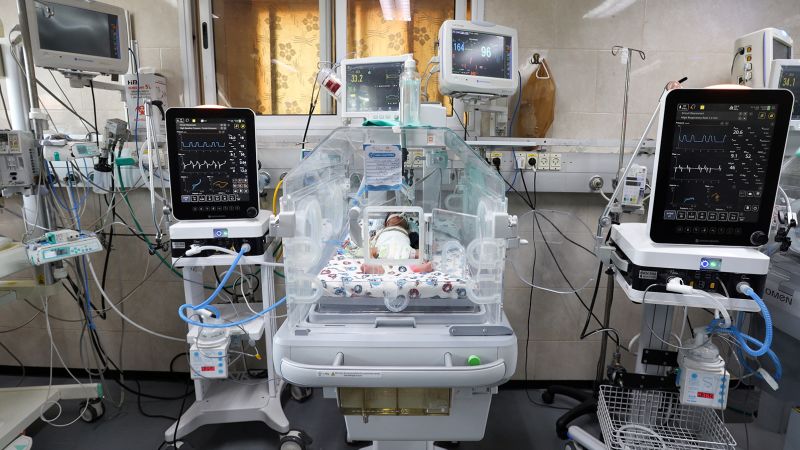 Gaza Ziekenhuis: De directeur van het Al-Shifa Ziekenhuis zei dat pasgeboren baby’s uit couveuses werden gehaald, gewikkeld in aluminiumfolie om ze in leven te houden.