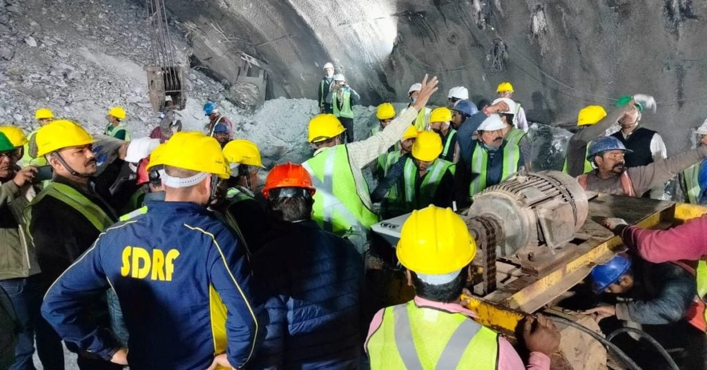 Indiase arbeiders zitten nog steeds vast in de ingestorte tunnel, terwijl de reddingsoperaties worden belemmerd