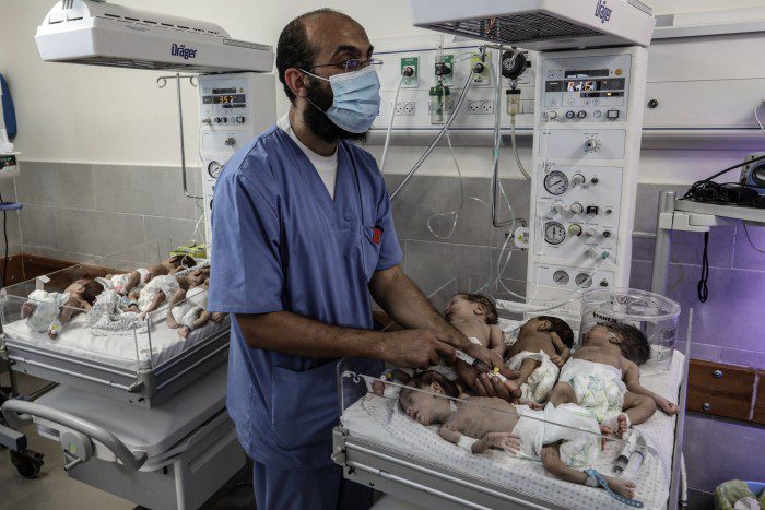 Premature pasgeborenen die worden behandeld nadat ze zijn overgebracht van het Al-Shifa-ziekenhuis naar Rafah