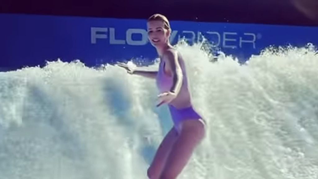 Ivanka Trump pronkt met haar buikspieren in een uitgesneden zwempak terwijl ze haar surfvaardigheden test in een golfslagbad op de Bahama's.