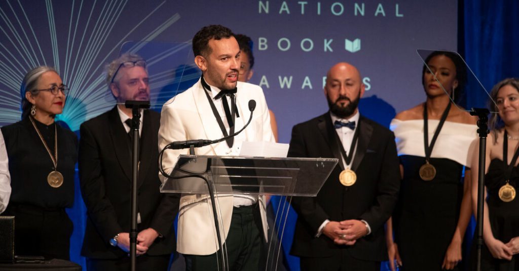 Justin Torres, auteur van 'Blackouts', wint de National Book Award voor fictie