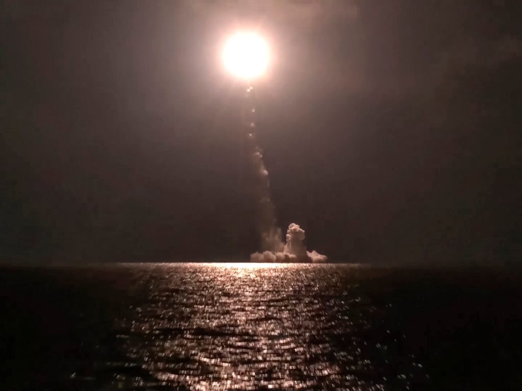 Rusland zegt dat het een Bulava-raket met nucleaire capaciteit heeft getest vanaf een nieuwe onderzeeër  Wapen nieuws