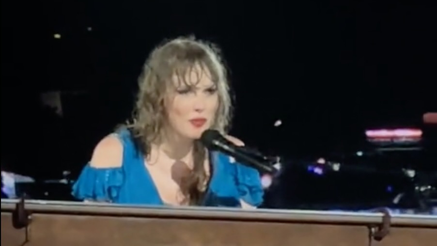 Taylor Swift voert een betraand optreden uit als eerbetoon aan Ana Clara Benevides