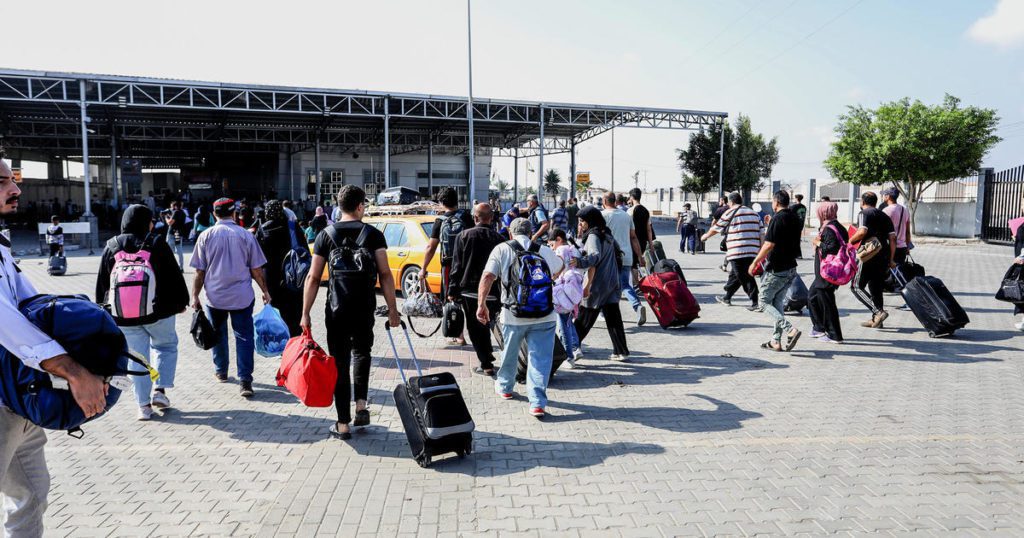 Ten eerste verlaten buitenlanders Gaza via de grensovergang bij Rafah naar Egypte