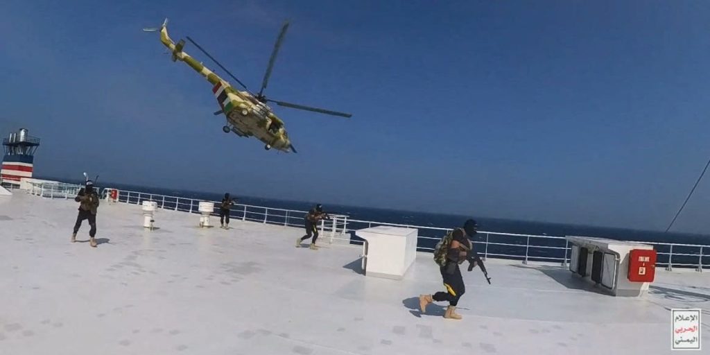 Video toont door Iran gesteunde commando's die een vrachtschip kapen tijdens een helikopteraanval