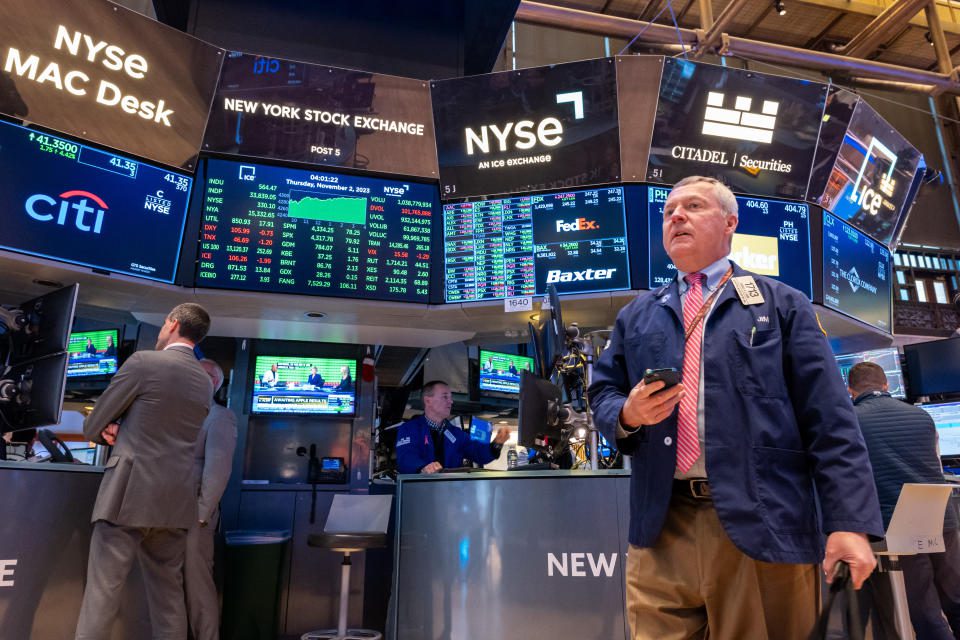 NEW YORK, NEW YORK - NOVEMBER 02: Handelaren werken op de vloer van de New York Stock Exchange (NYSE) op 2 november 2023 in New York City.  Na sterkere bedrijfsresultaten en een groeiende overtuiging dat de Fed op het punt staat een einde te maken aan haar renteverhogingscampagne, stegen de aandelen donderdag met meer dan 500 punten.  (Foto door Spencer Platt/Getty Images)