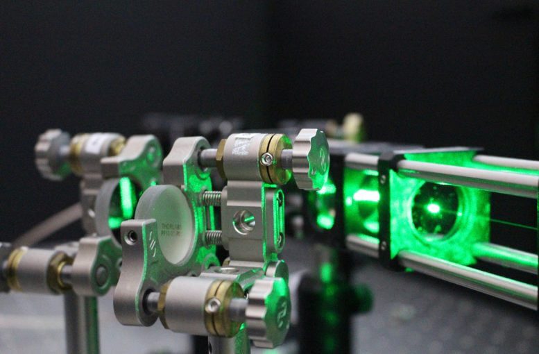 Een laserstraal onderzoekt de kwantumeigenschappen van diamant
