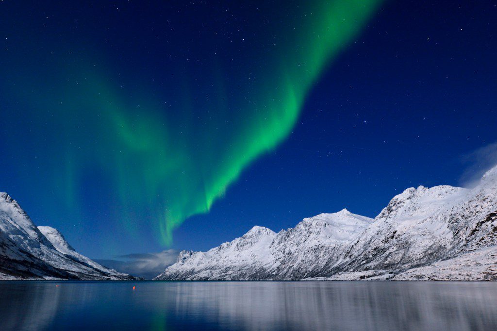 Groene aurora borealis in de Jökulsárlón-baai in de middernachtelijke hemel, Tromsø, Noorwegen.