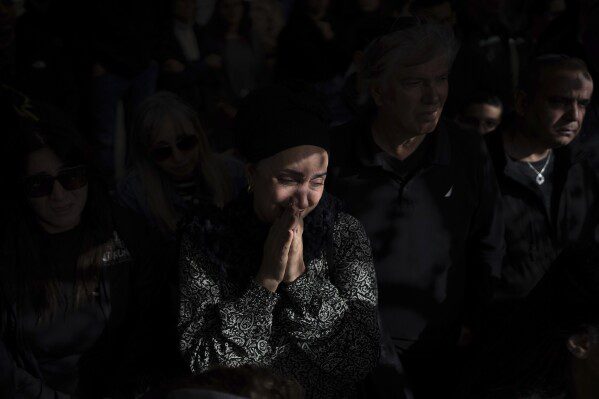 Familie en vrienden van de Israëlische soldaat Lt. Yaakov Elian huilen bij zijn graf tijdens zijn begrafenis op de Kiryat Shaul-begraafplaats in Tel Aviv, Israël, vrijdag 22 december 2023. Elian, 20, werd gedood tijdens de Israëlische grondoperatie in de Gazastrook. vechten tegen Palestijnse militanten in de oorlog die werd aangewakkerd door een aanval die Hamas op 7 oktober op Israël aanviel.  (AP Foto/Oded Balilti)