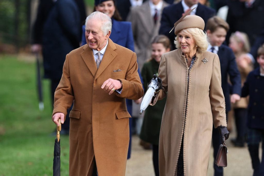 Koninklijke familie in Sandringham live: Charles stuurt een kerstboodschap nadat hij zich bij Kate en William in Sandringham heeft aangesloten