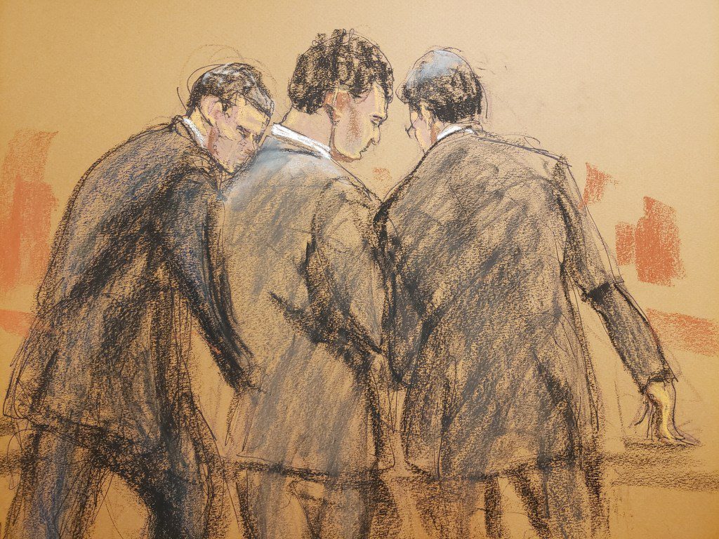 Bankman-Fried poseert met zijn advocaat nadat het vonnis op 2 november is voorgelezen.