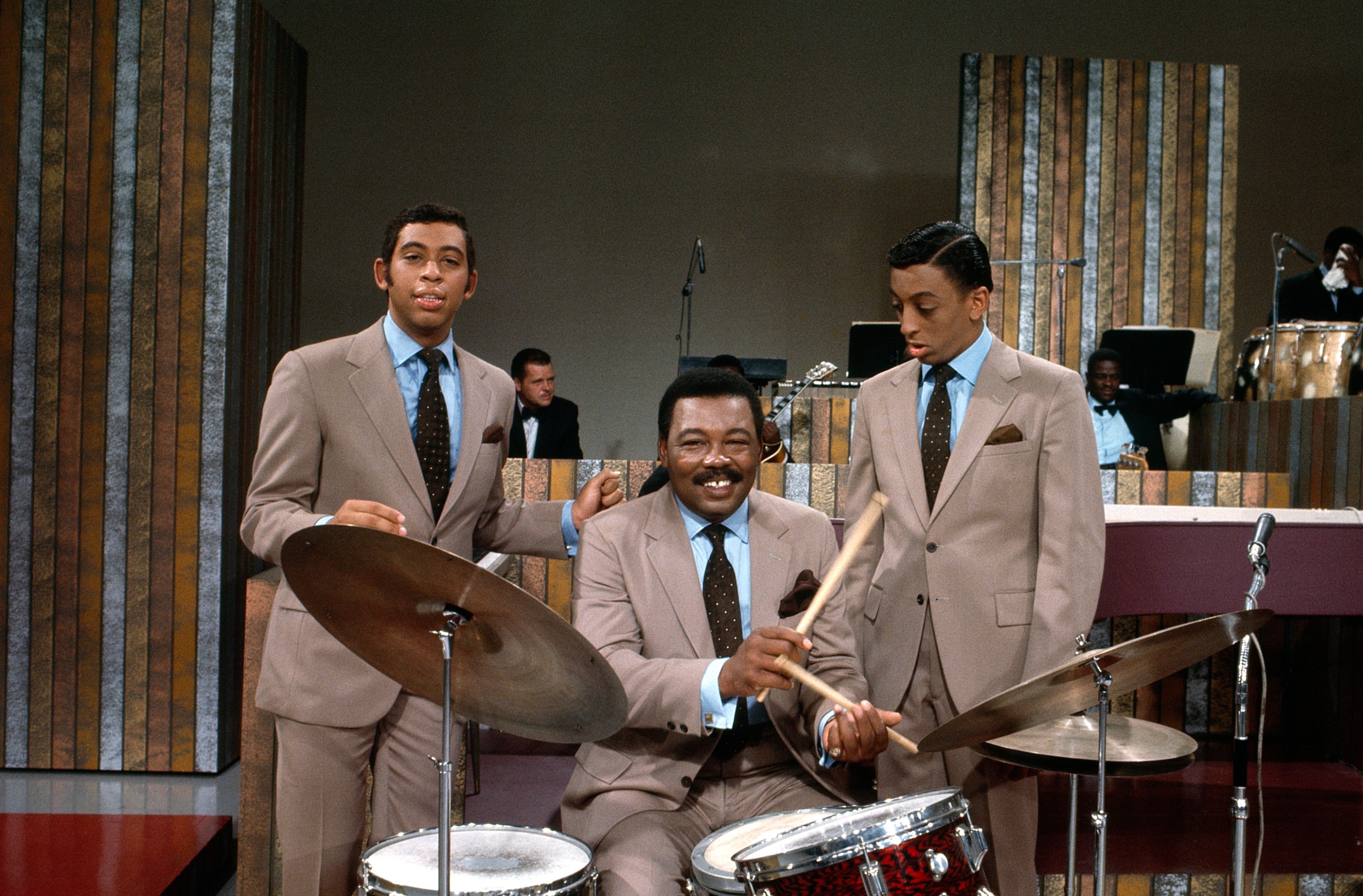 Van links: Maurice Hines Jr., Maurice Hines Sr. en Gregory Hines op televisie in 1968.
