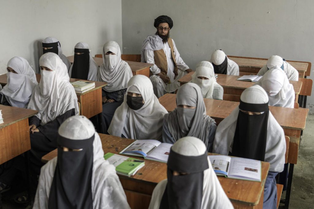 Afghaanse schoolmeisjes eindigen in tranen in de zesde klas.  Onder het bewind van de Taliban eindigde hun opleiding