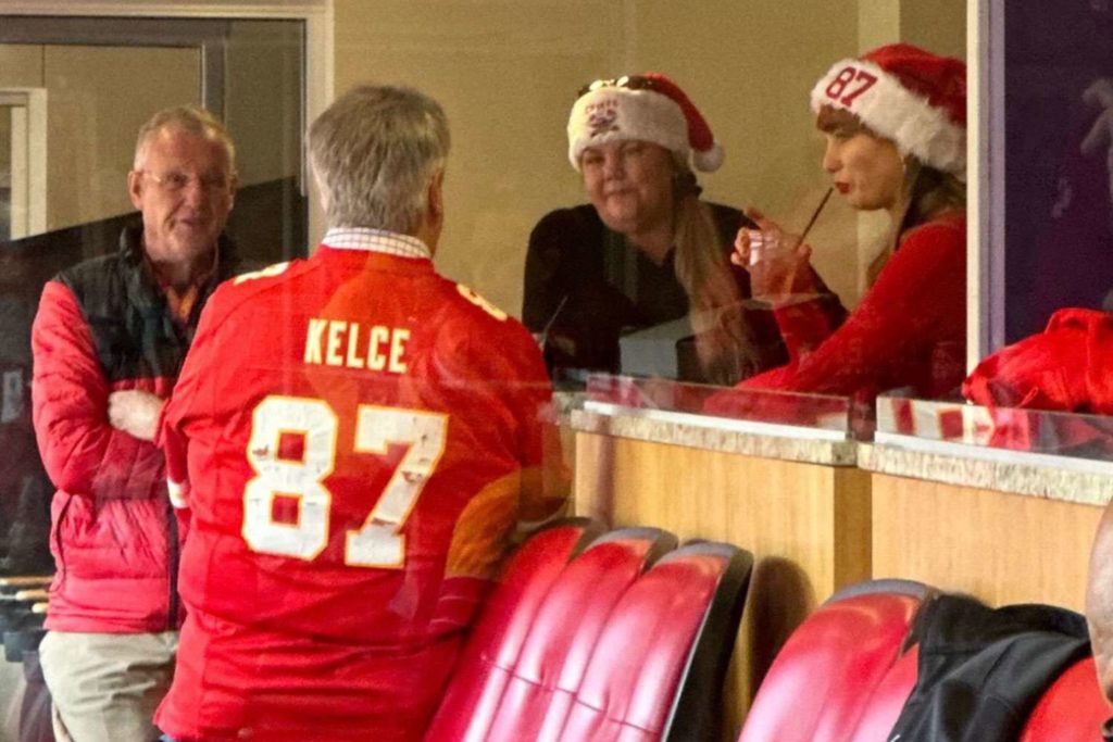 De ouders van Taylor Swift en Travis Kelce raakten in de war tijdens de Chiefs-wedstrijd