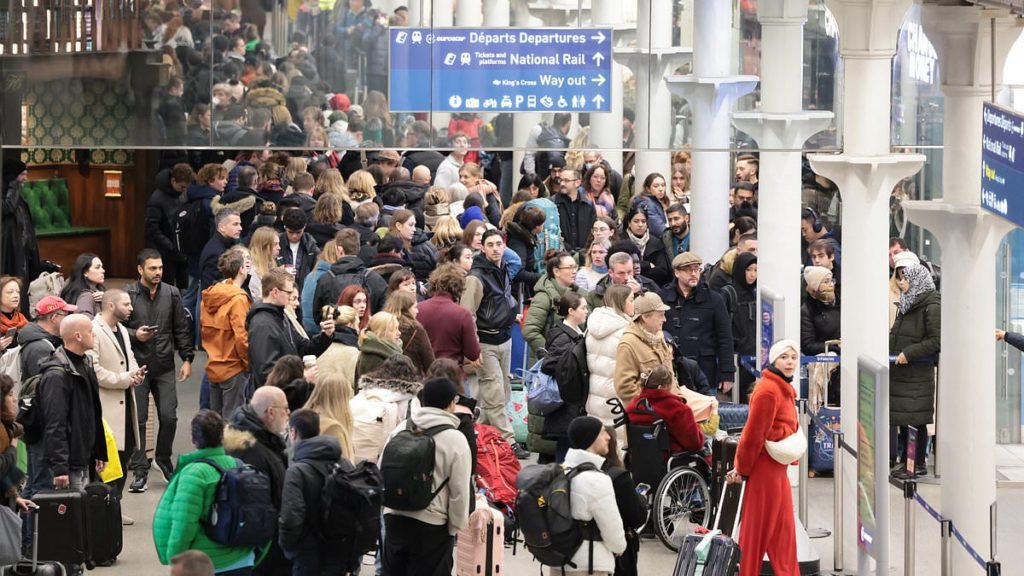 Eurostar-passagiers worden dit nieuwe jaar opnieuw geconfronteerd met een reishel nadat ondergelopen tunnels hebben geleid tot de annulering van alle diensten.