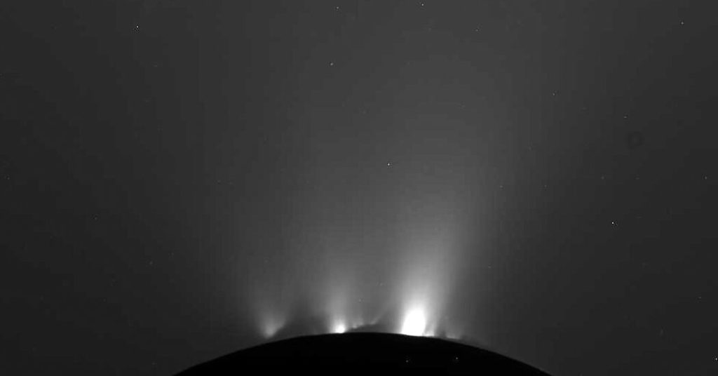 Het giftige gas duidt op de mogelijkheid van leven op Enceladus, een van de manen van Saturnus