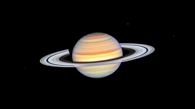 Hubble observeert de mysterieuze "schijven" van Saturnus die langs zijn ringen glijden