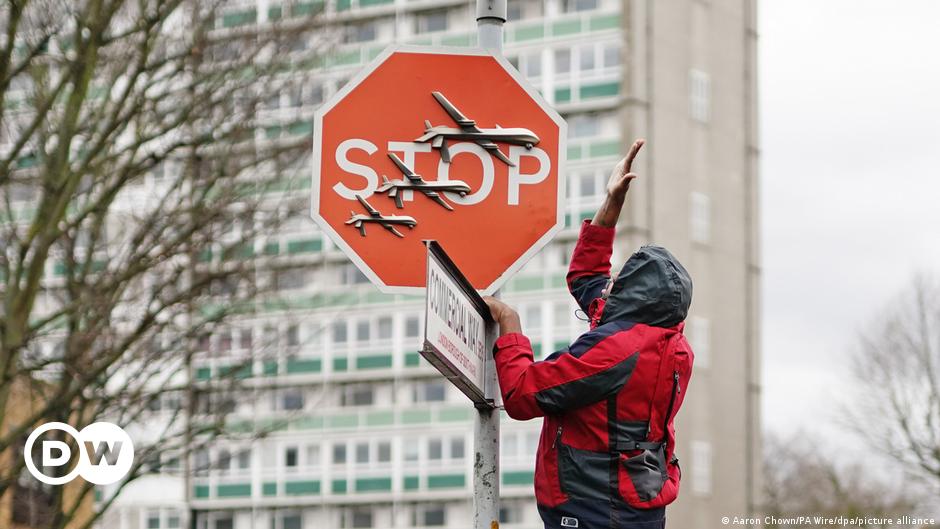 Londense politie arresteert een man na het verwijderen van Banksy-kunstwerken - DW - 23-12-2023