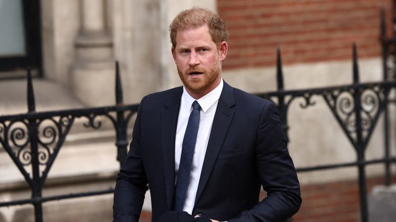 Prins Harry was volgens de regels van het Britse Hooggerechtshof het slachtoffer van ‘grootschalige’ telefoonhacking