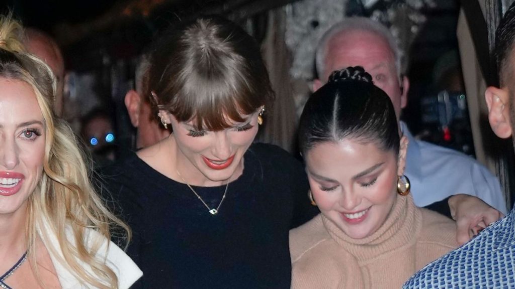 Selena Gomez en Taylor Swift matchen in minirokken tijdens een diner in New York City
