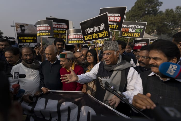 Wetgevers van de oppositie in India protesteerden tegen het besluit van de regering om hun lidmaatschap van het parlement op te schorten