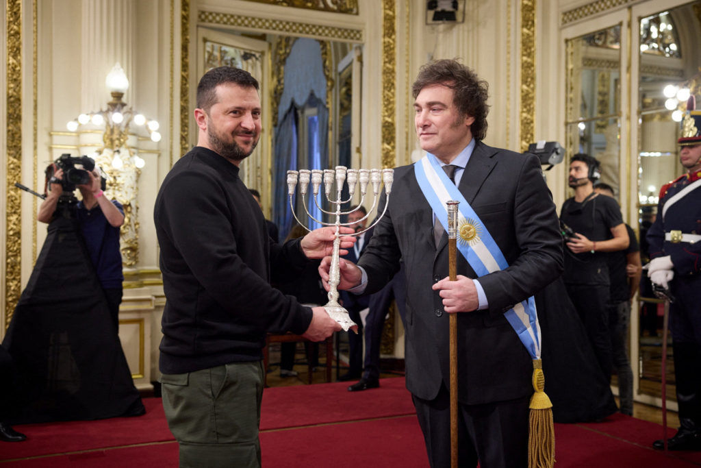 Zelenski woont de presidentiële inauguratie in Argentinië bij en zoekt steun voor Oekraïne