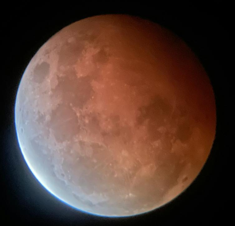 Vergrote weergave van de maan met één zijde in een rode tint