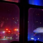 Corey Buckley, een passagier van Delta-vlucht 2348 van Salt Lake City naar San Francisco, maakte foto's van het chaotische tafereel van hulpverleningsvoertuigen die zich haastten om een ​​man op het asfalt te vinden.  De man werd gevonden in een van de motoren van het vliegtuig.  (Corey Buckley)