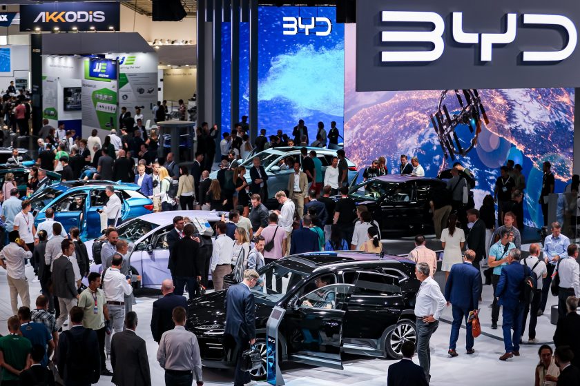 De Chinese elektrische autofabrikant BYD, die Tesla inhaalt, laat autofabrikanten over de hele wereld “in shock” achter met zijn prijzen.