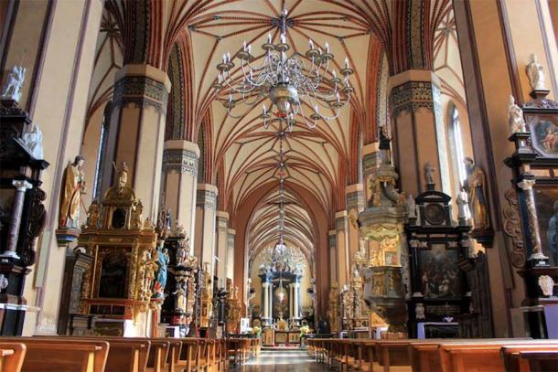 Historici geloven dat Copernicus werd begraven bij een bepaald altaar in de kathedraal van Frombork.  (Julian Nica / CC BY SA 3.0)