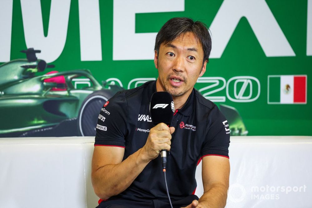 Ayao Komatsu, hoofdingenieur van het Haas Formule 1-team, op de persconferentie van de teamleiders