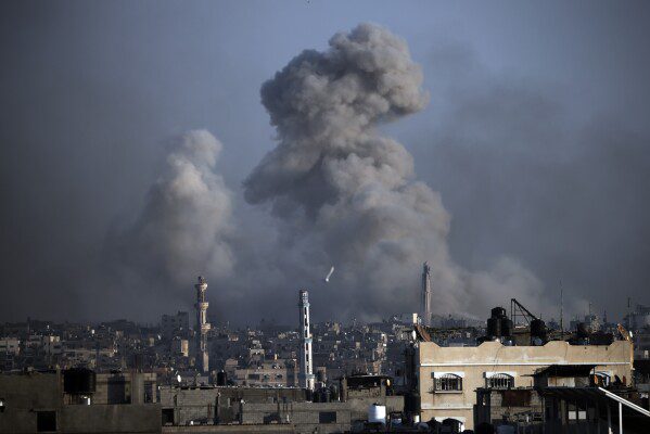 Rook stijgt op na Israëlische bombardementen op Khan Yunis, in het zuiden van de Gazastrook, woensdag 17 januari 2024. (AP Photo/Mohammed Dahman)