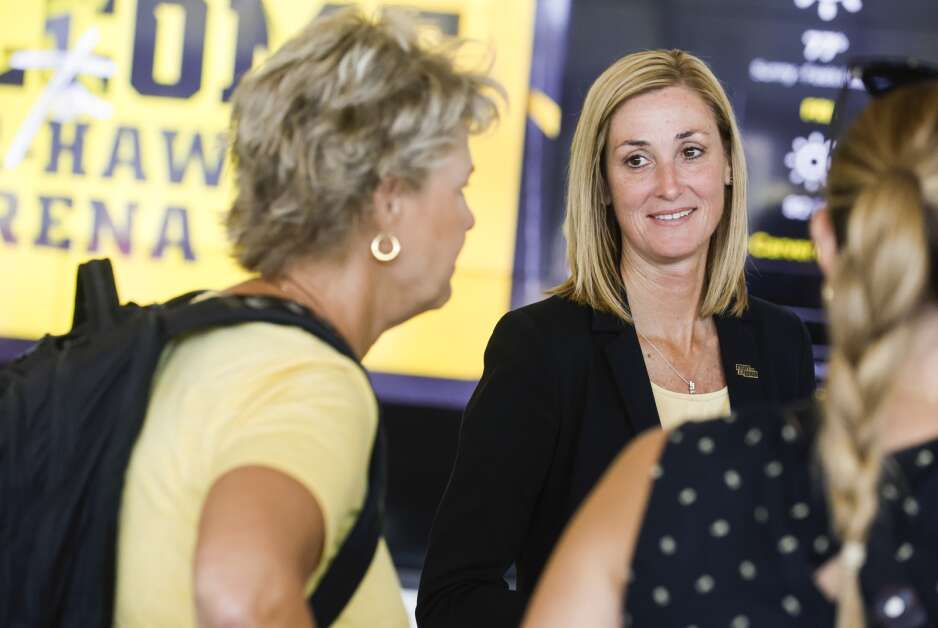 Interim atletiekdirecteur van de Universiteit van Iowa, Beth Goetz (rechts) spreekt op 17 augustus met damesbasketbalcoach Lisa Bluder (links) na een persconferentie in de Carver-Hawkeye Arena in Iowa City.  (Jim Slusiarek/Het dagboek)
