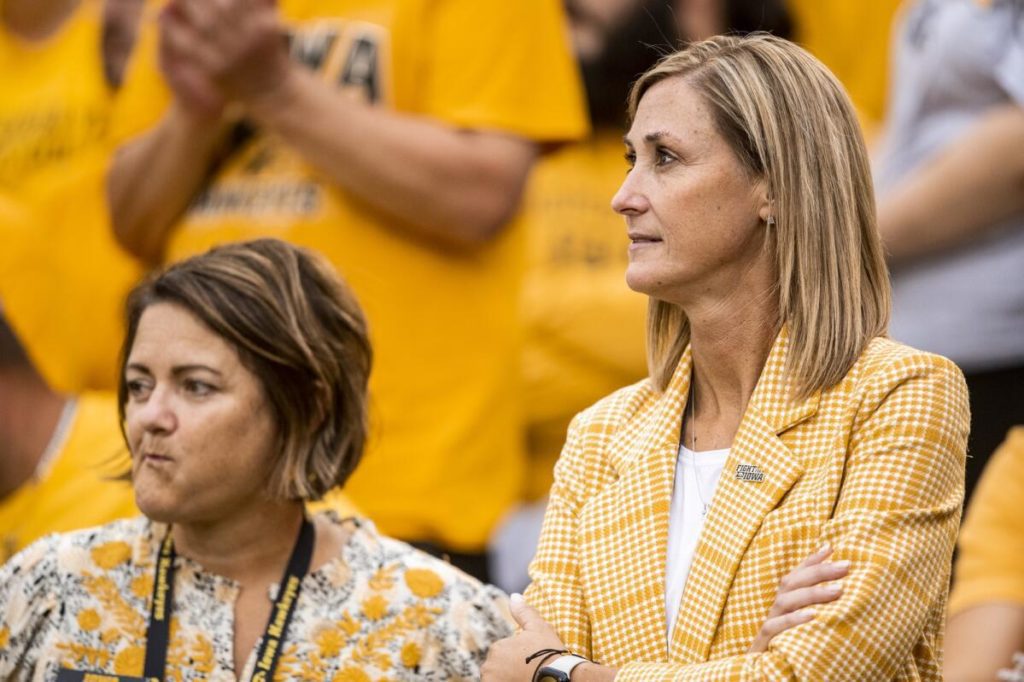 Beth Goetz is benoemd tot permanent directeur atletiek aan de Universiteit van Iowa en verliest de interim-titel